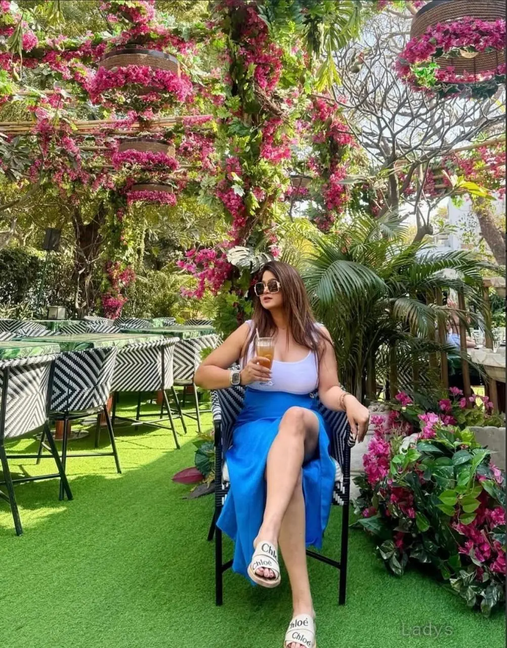 Lora, 25 years brunette escorts in Pune, height sm, Weight kg