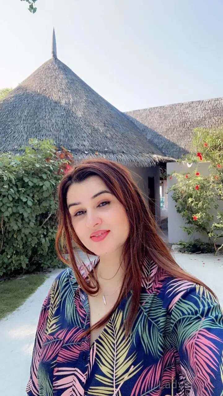 Naomi, 24 years brunette escorts in Pune, height 157 sm, Weight kg