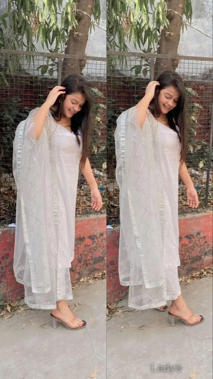 Rashi, 22 years brunette escorts in Pune, height 168 sm, Weight  kg