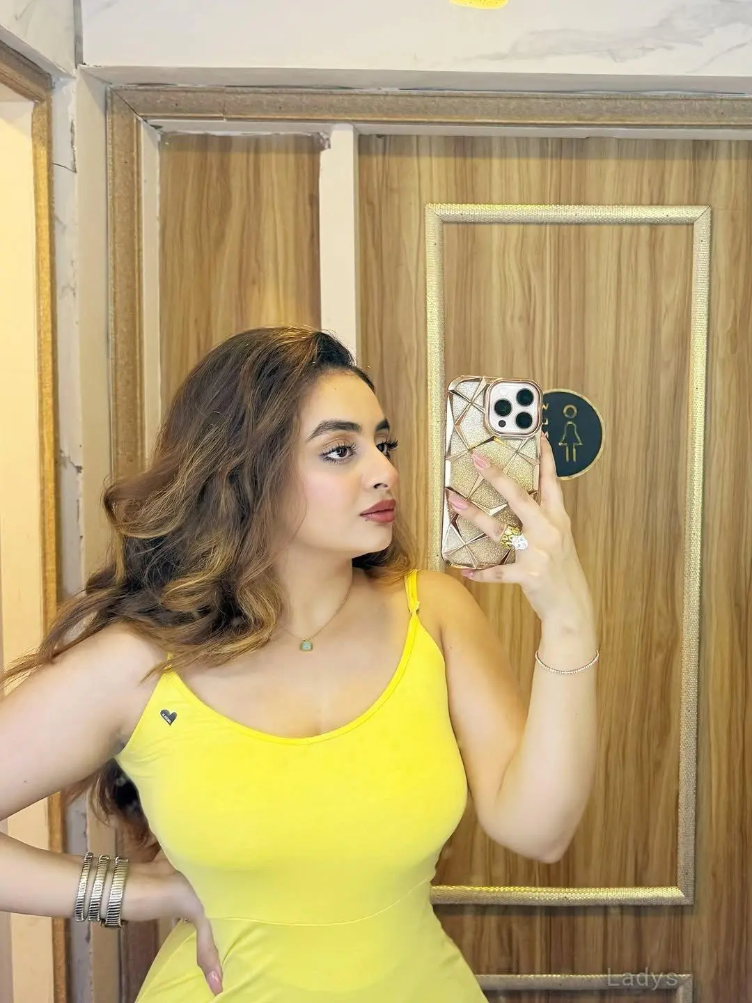 Shivani, 22 years brunette escorts in Rajkot, height 154 sm, Weight  kg
