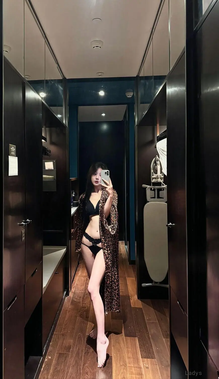 Elara, 25 years brunette escorts in Shenzhen, height 167 sm, Weight 50 kg
