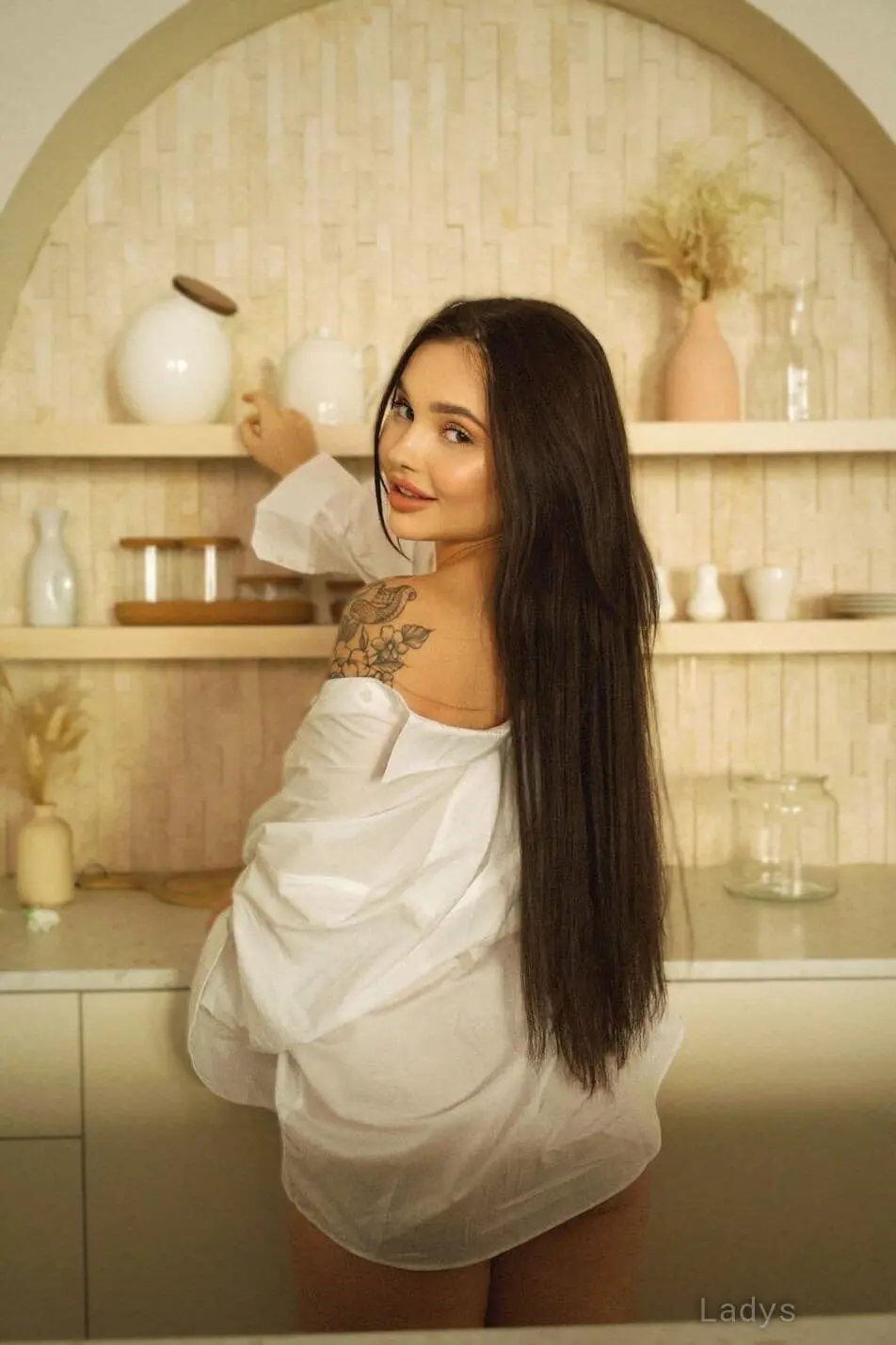 Isabella, 23 years brunette escorts in Shenzhen, height 156 sm, Weight  kg