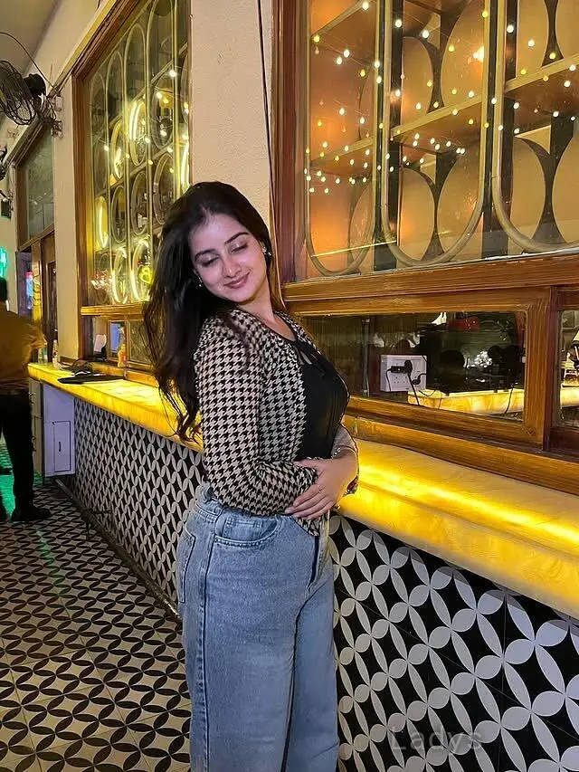 Lara, 22 years brunette escorts in Shillong, height 154 sm, Weight kg