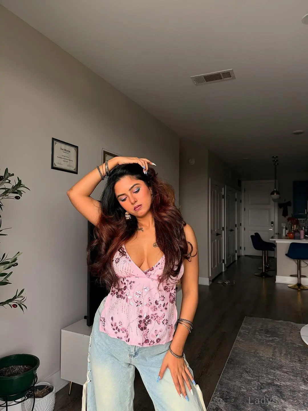 Mia, 23 years brunette escorts in Shillong, height 154 sm, Weight  kg