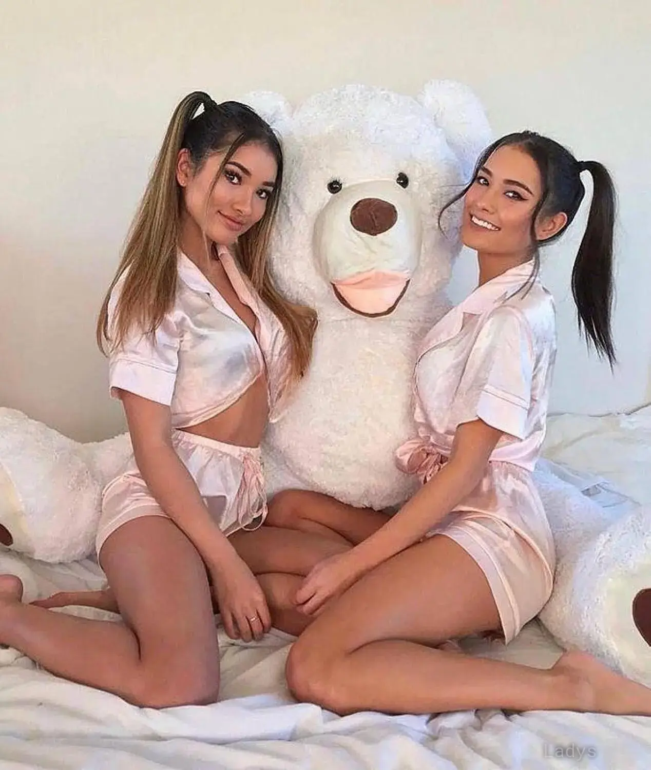 Jane and Lili, 24 years brunette escorts in Singapore, height 160 sm, Weight 42 kg