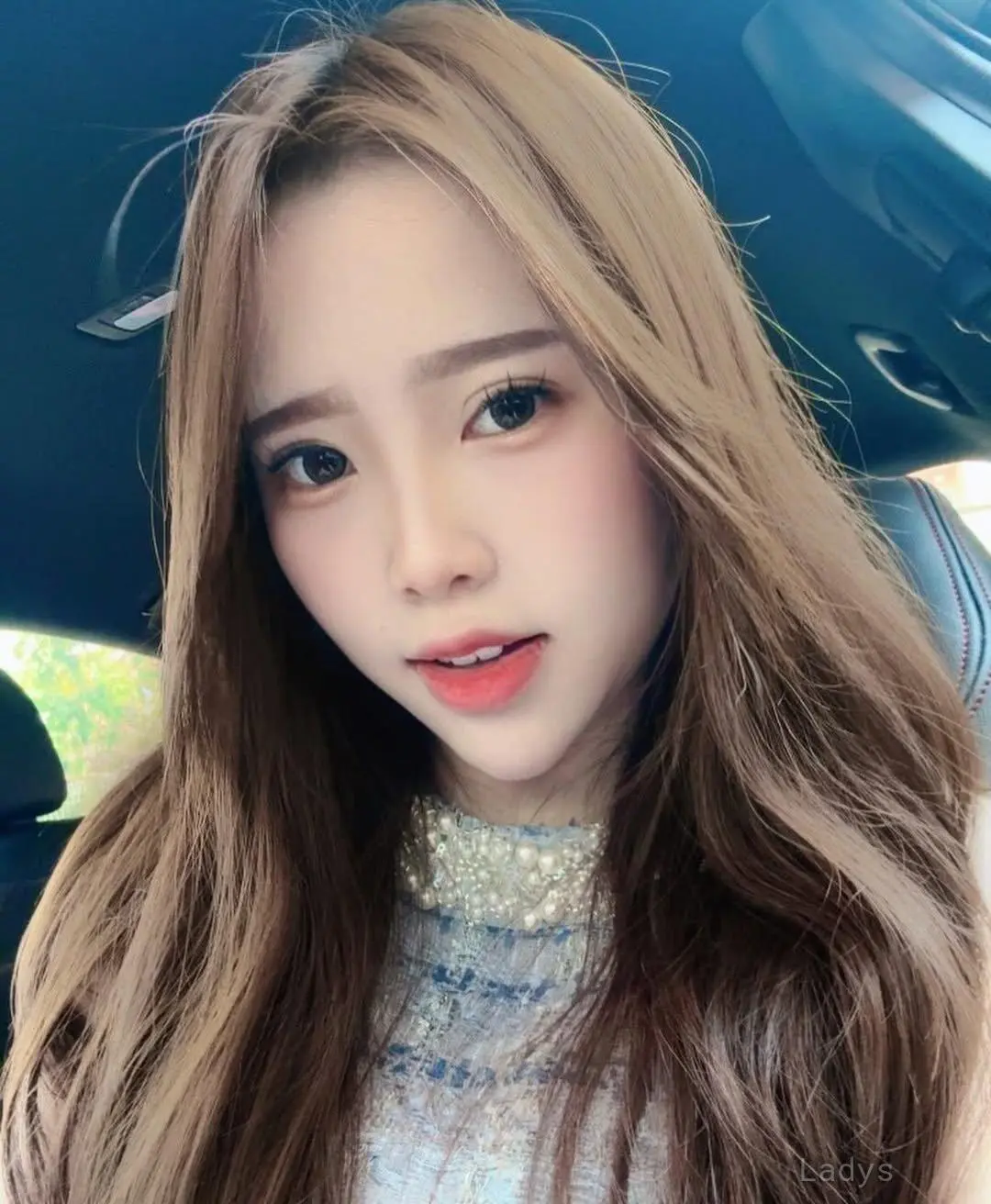 Utari, 23 years brunette escorts in Surabaya, height 165 sm, Weight  kg