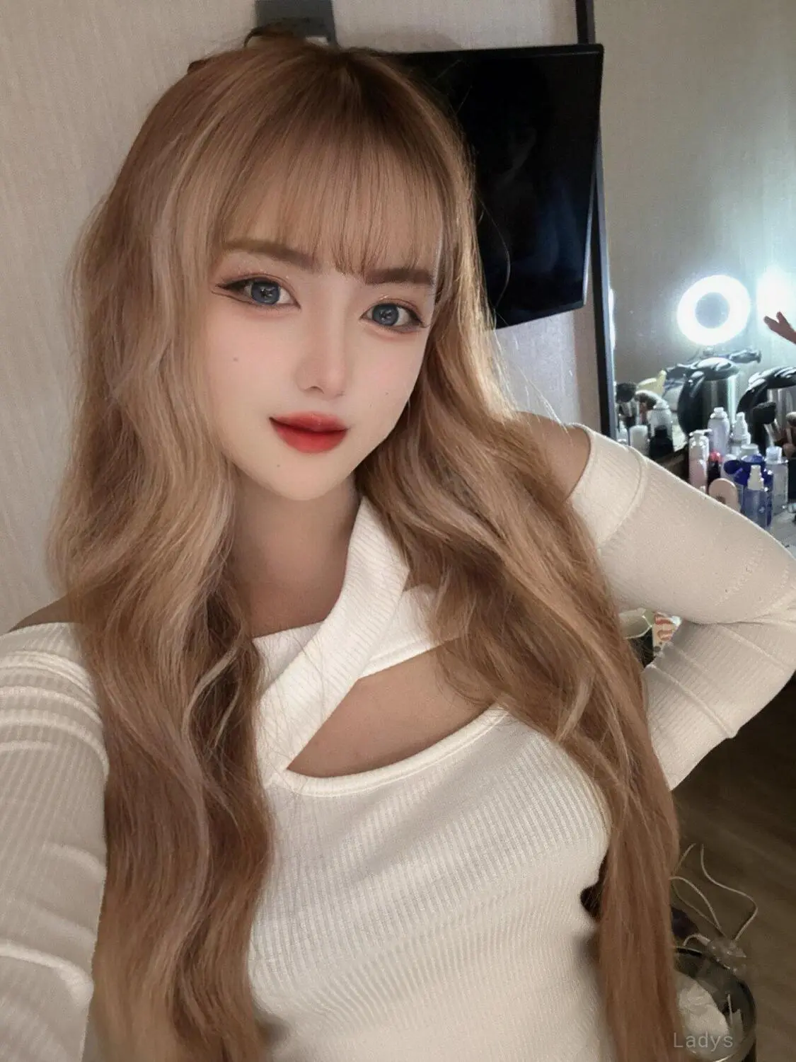 Mia, 22 years brunette escorts in Táizhōng, height 165 sm, Weight  kg