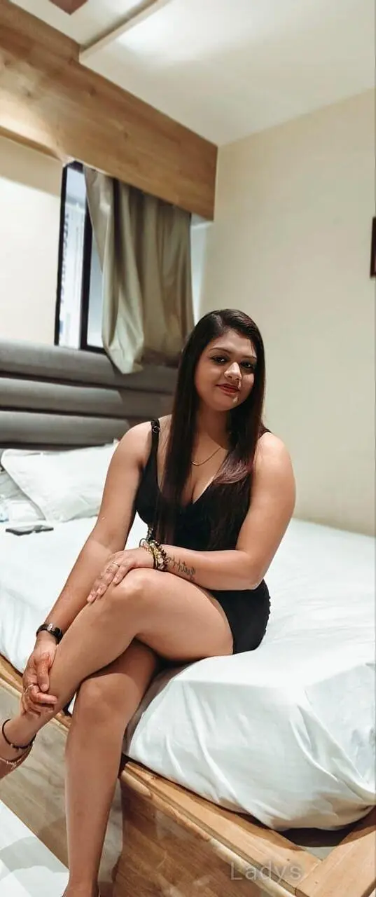 Riya, 22 years brunette escorts in Vadodara, height 155 sm, Weight kg