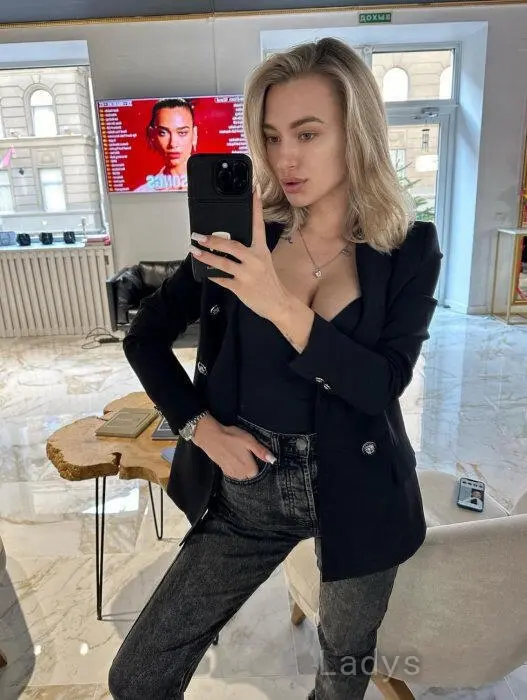 Ema, 25 years beautiful nude Florence escorts girl, height 165 sm, Weight 54 kg