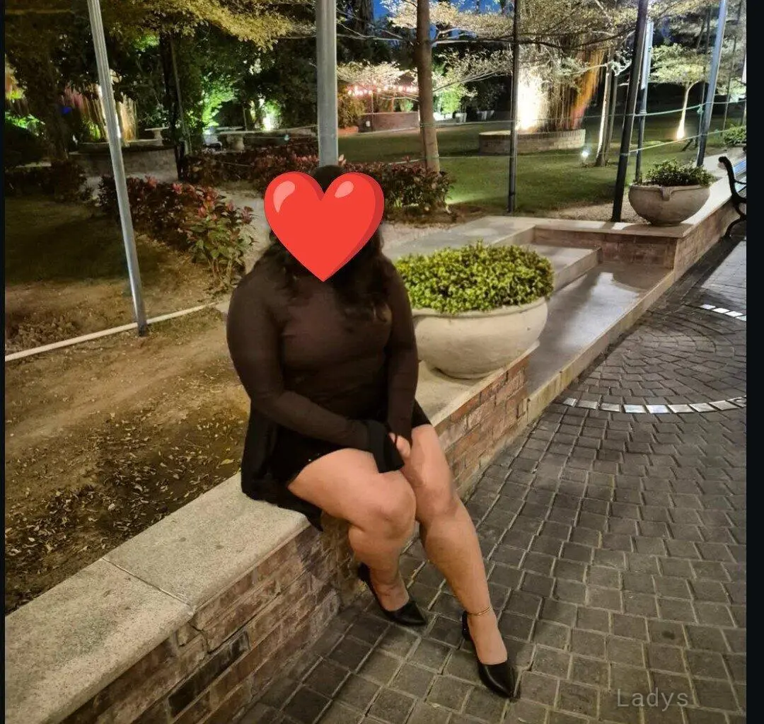 Pari, 24 years old Goa escort girl with big tits, height 154 sm, Weight kg