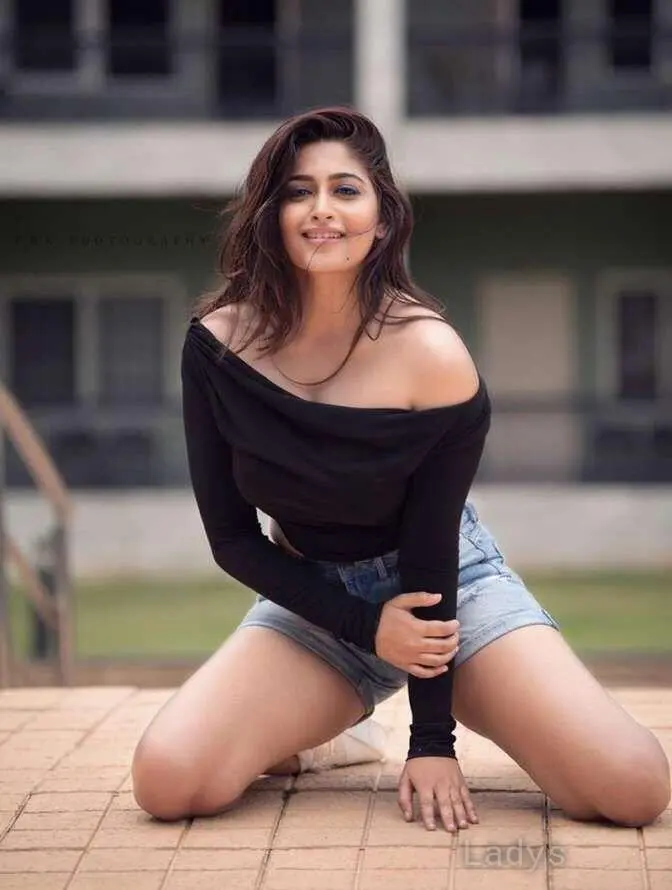 Priya, 22 years old Goa escort girl with big tits, height 153 sm, Weight kg