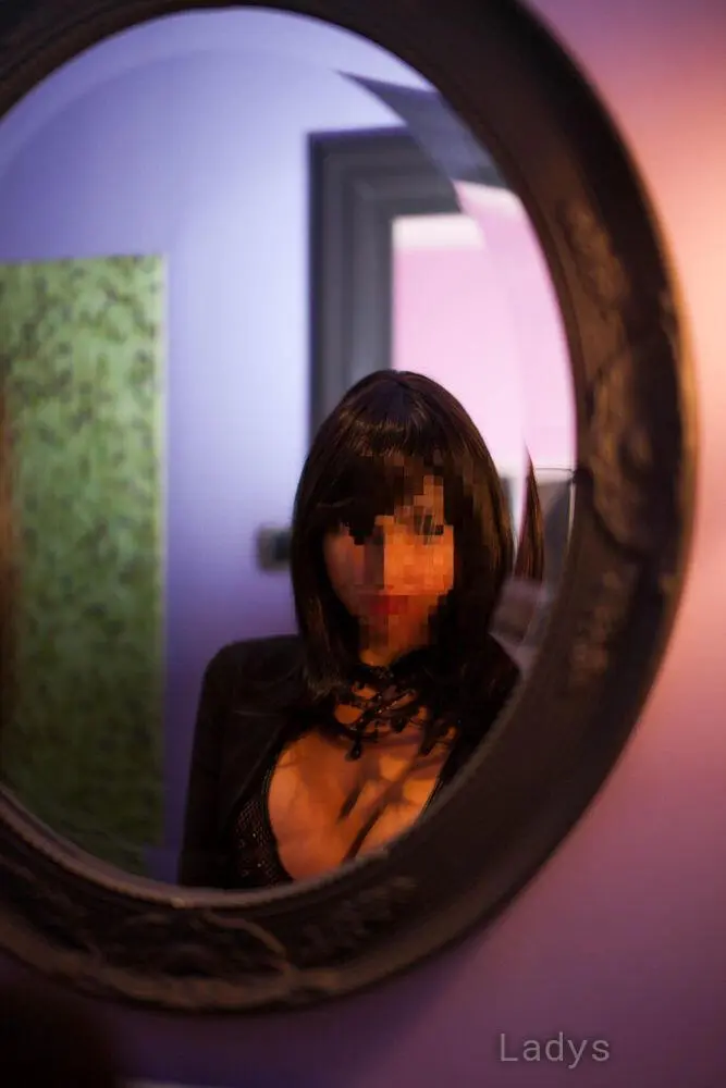 ASIAN NAOMI, 30 years beautiful nude Goteborg escorts girl, height 160 sm, Weight 55 kg
