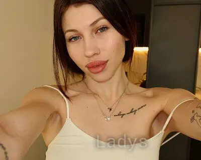 Mia, 20 years beautiful nude Goteborg escorts girl, height 167 sm, Weight 61 kg