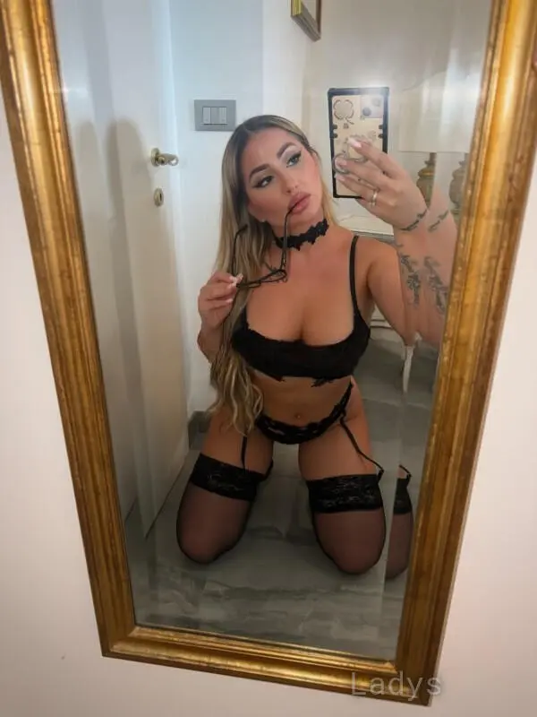 Alma, 26 years beautiful nude Grenoble escorts girl, height 168 sm, Weight 60 kg