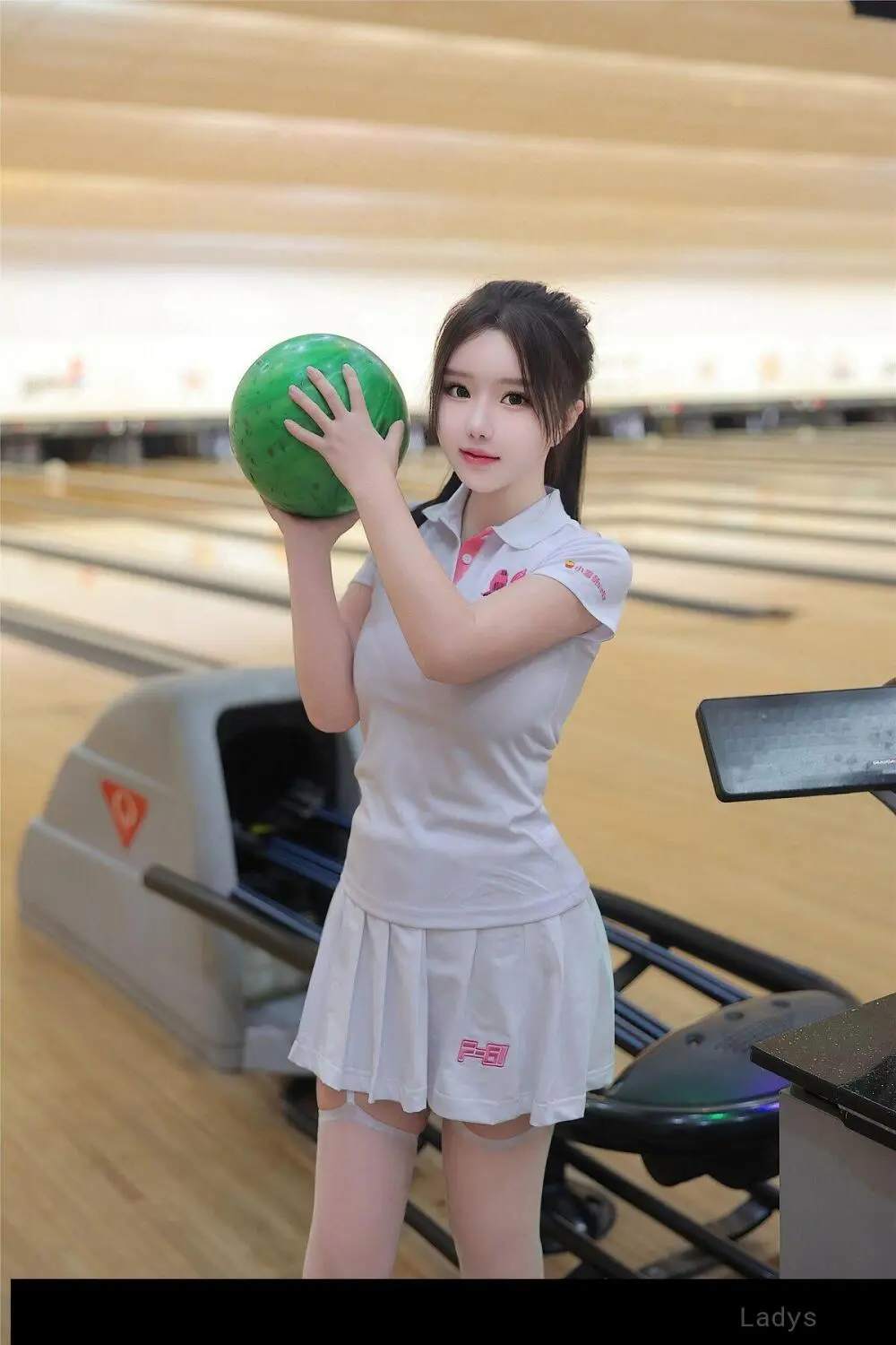 Dawn, 25 years old Guangzhou escort girl with big tits, height 167 sm, Weight kg
