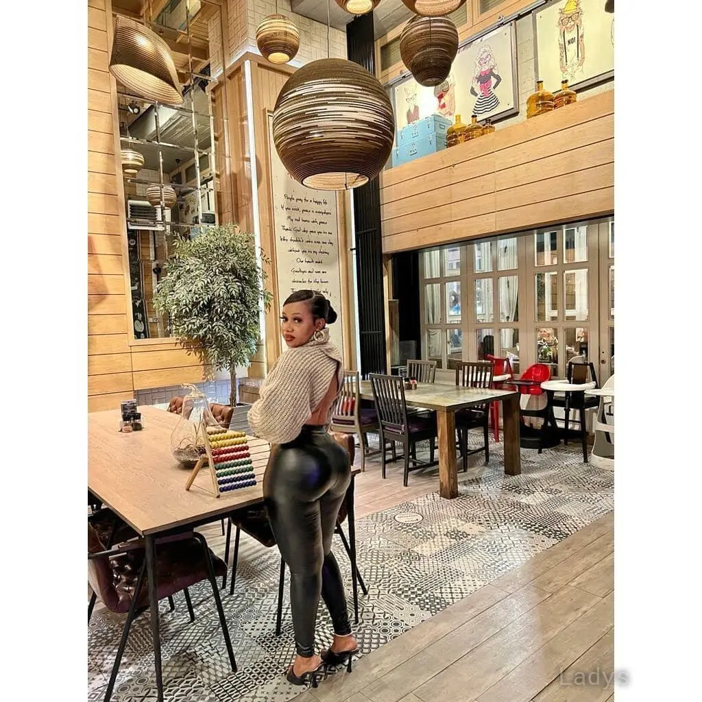 Nana, 24 years old Guangzhou escort girl with big tits, height 160 sm, Weight  kg