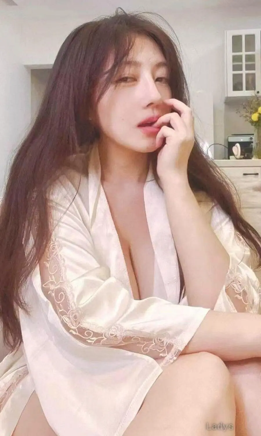 Ailis, 25 years beautiful nude Guangzhou escorts girl, height 170 sm, Weight kg