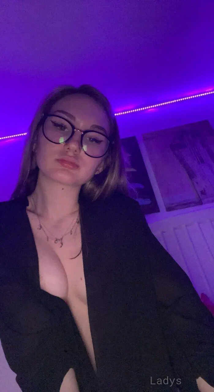 Lynn, 24 years sexy hot local Guildford excorts girl, height 180 sm, Weight 54 kg