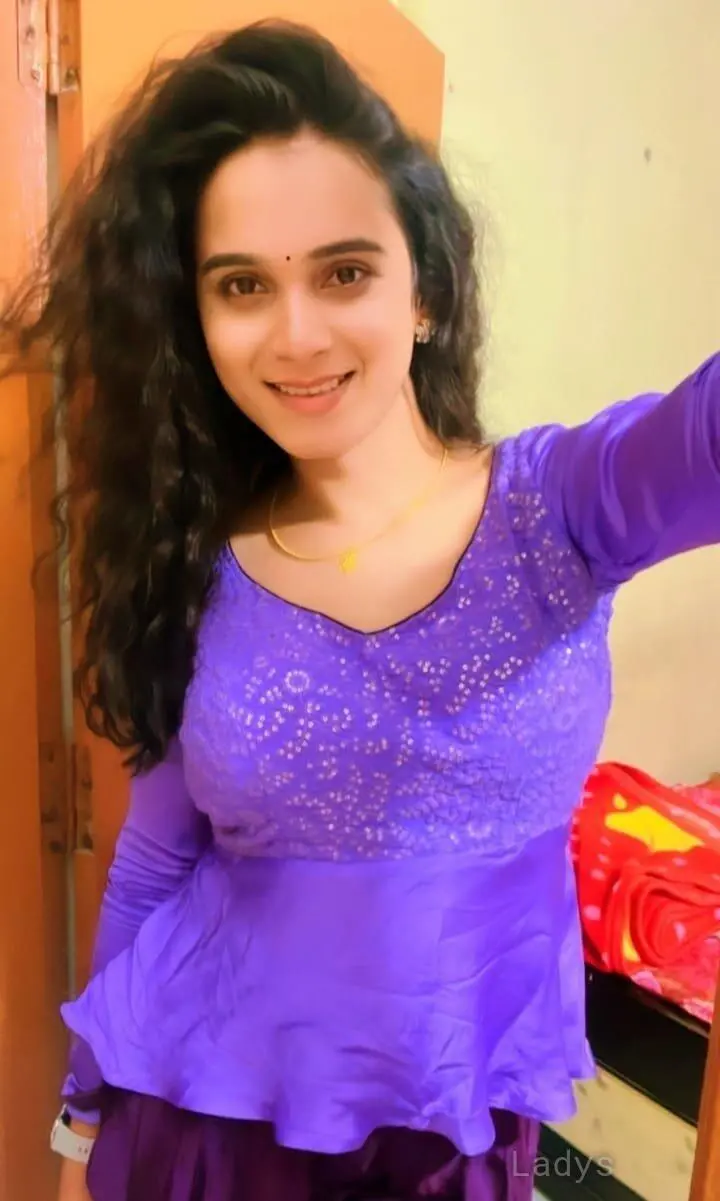Kiara, 23 years old Gurgaon escort girl with big tits, height 154 sm, Weight kg