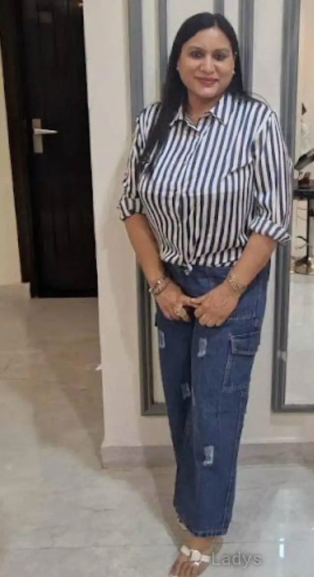 Sreeya, 22 years beautiful nude Guwahati escorts girl, height 154 sm, Weight  kg