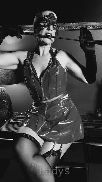 Dawina, 42 years beautiful nude Hamburg escorts girl, height 172 sm, Weight 75 kg