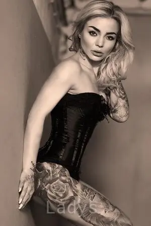 Emilie Rose, 34 years beautiful nude Hamburg escorts girl, height 156 sm, Weight 57 kg