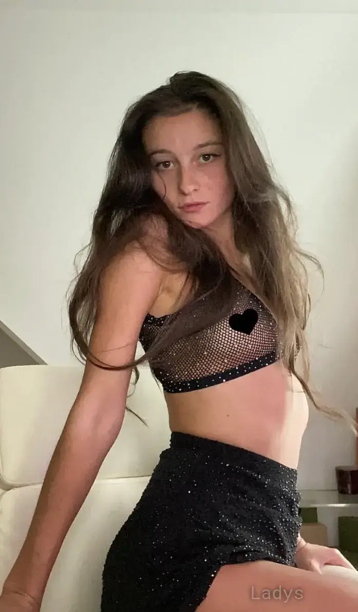 Florina Fit, 26 years beautiful nude Hamburg escorts girl, height 169 sm, Weight 62 kg
