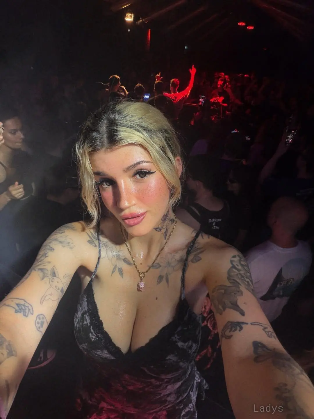 Kunshi kitty, 25 years beautiful nude Hamburg escorts girl, height 161 sm, Weight 56 kg
