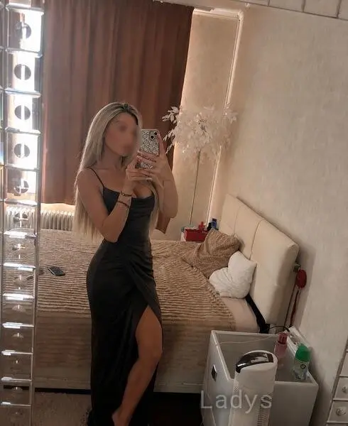 Lilly, 26 years beautiful nude Hamburg escorts girl, height 167 sm, Weight 67 kg