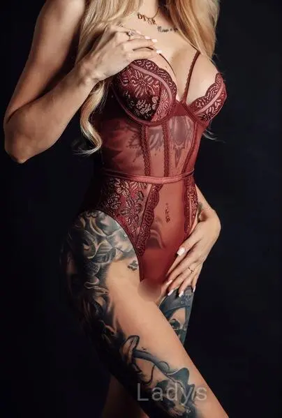 Selina, 27 years beautiful nude Hamburg escorts girl, height 173 sm, Weight 58 kg