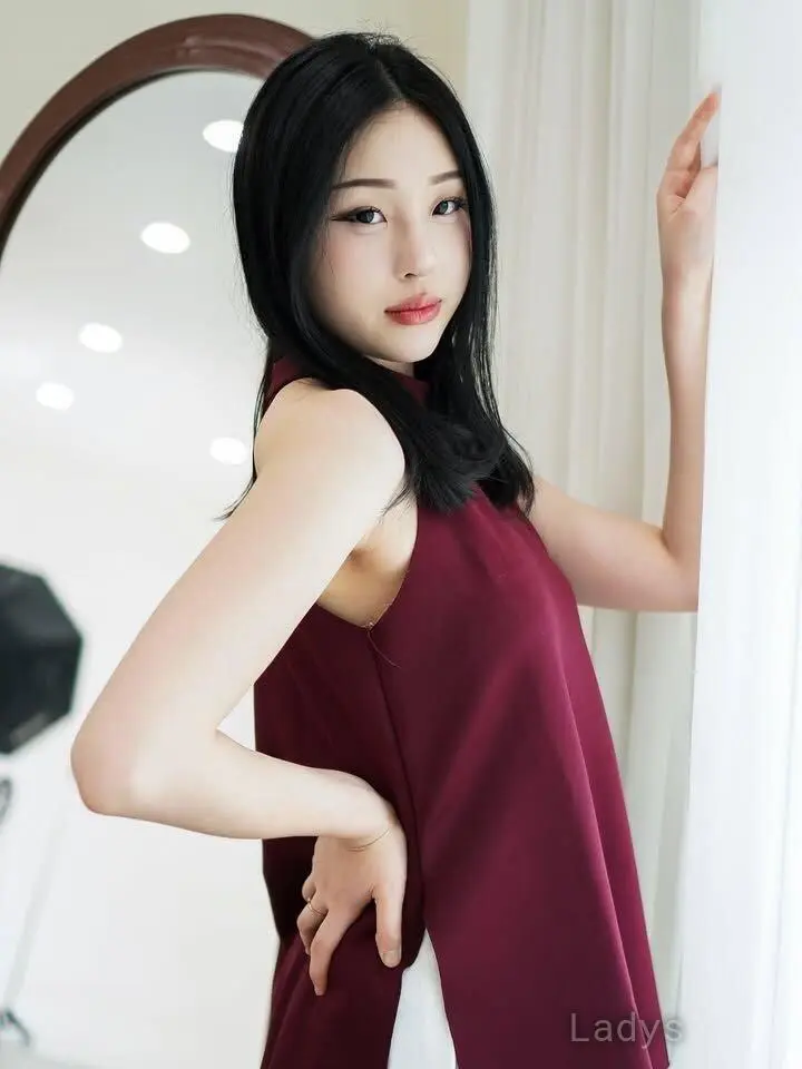 Jasmine, 21 years old Hanoi escort girl with big tits, height 154 sm, Weight kg