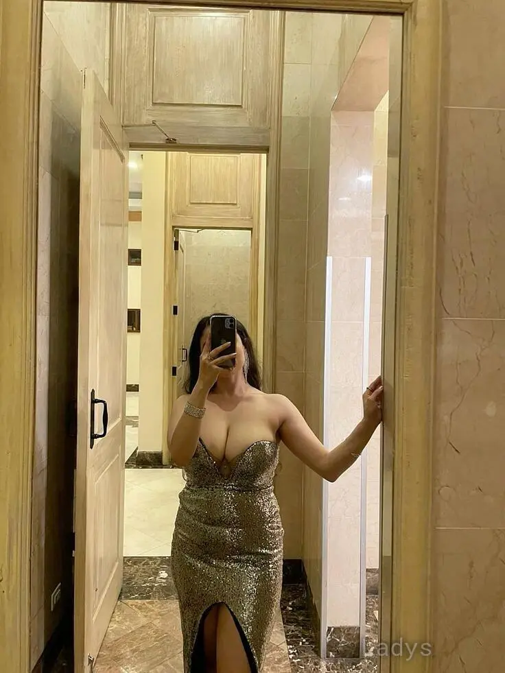 Milf Escort Miira, 22 years old Hanoi escort girl with big tits, height 154 sm, Weight kg