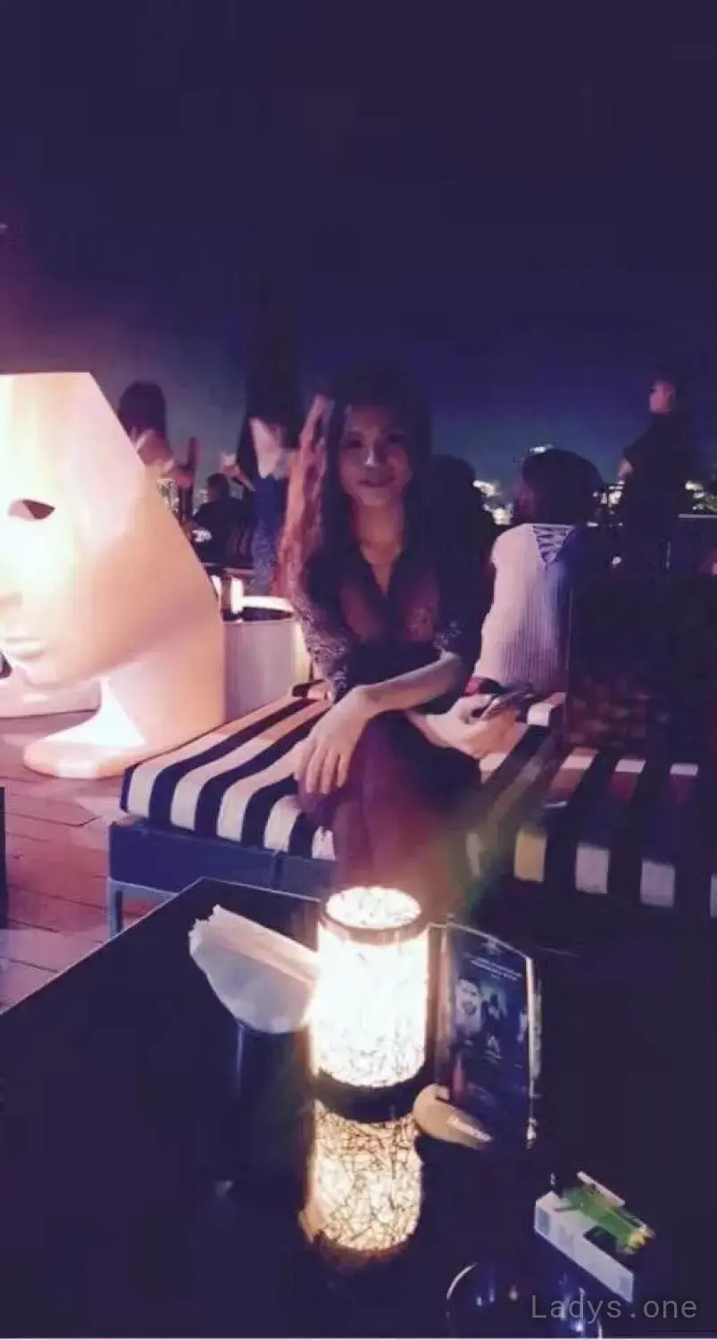 Emily, 23 years beautiful nude Hanoi escorts girl, height 163 sm, Weight 45 kg