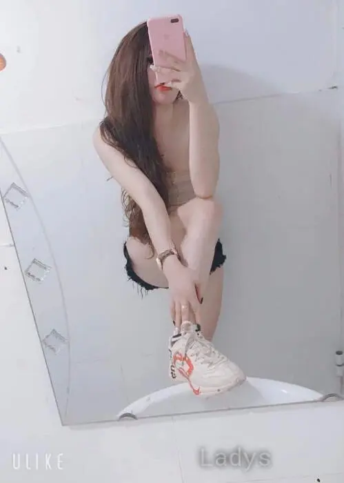 Giang Kub, 26 years beautiful nude Hanoi escorts girl, height 163 sm, Weight 49 kg