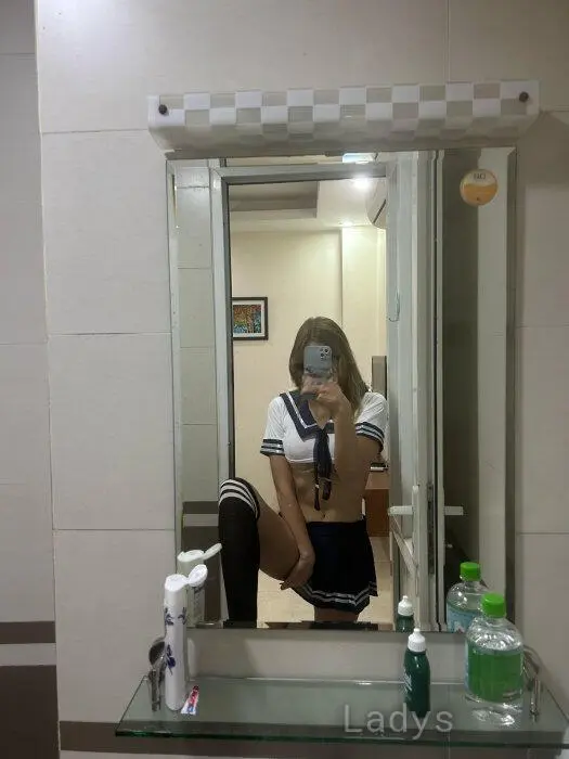 Jerry, 24 years beautiful nude Hanoi escorts girl, height 170 sm, Weight 51 kg