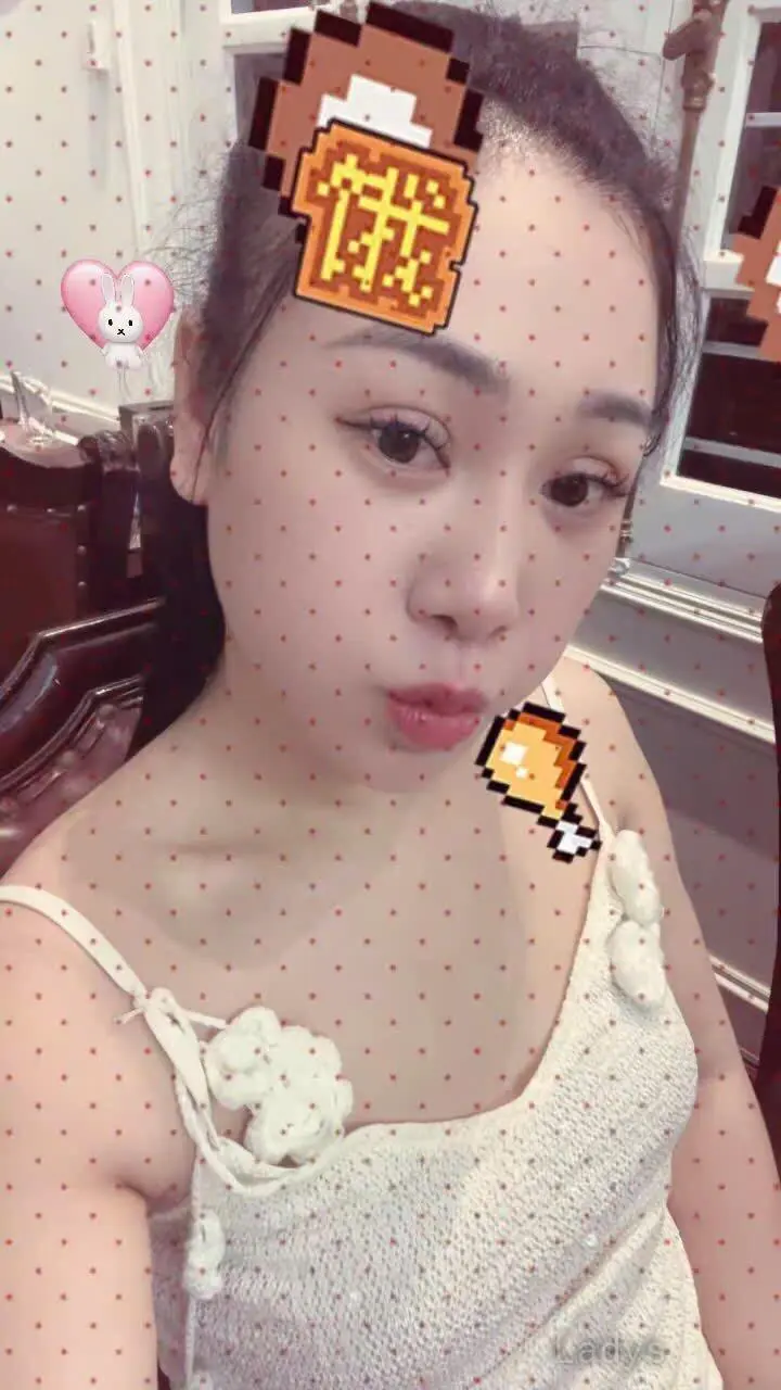 Lisa, 23 years beautiful nude Hanoi escorts girl, height 160 sm, Weight kg