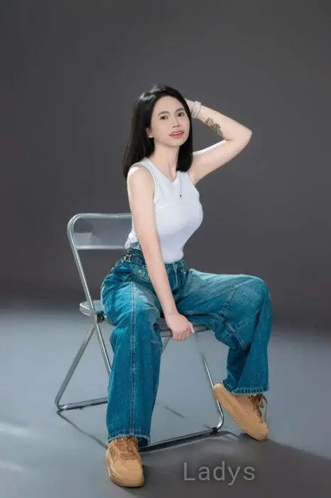Phuong Phan, 24 years beautiful nude Hanoi escorts girl, height 160 sm, Weight 46 kg