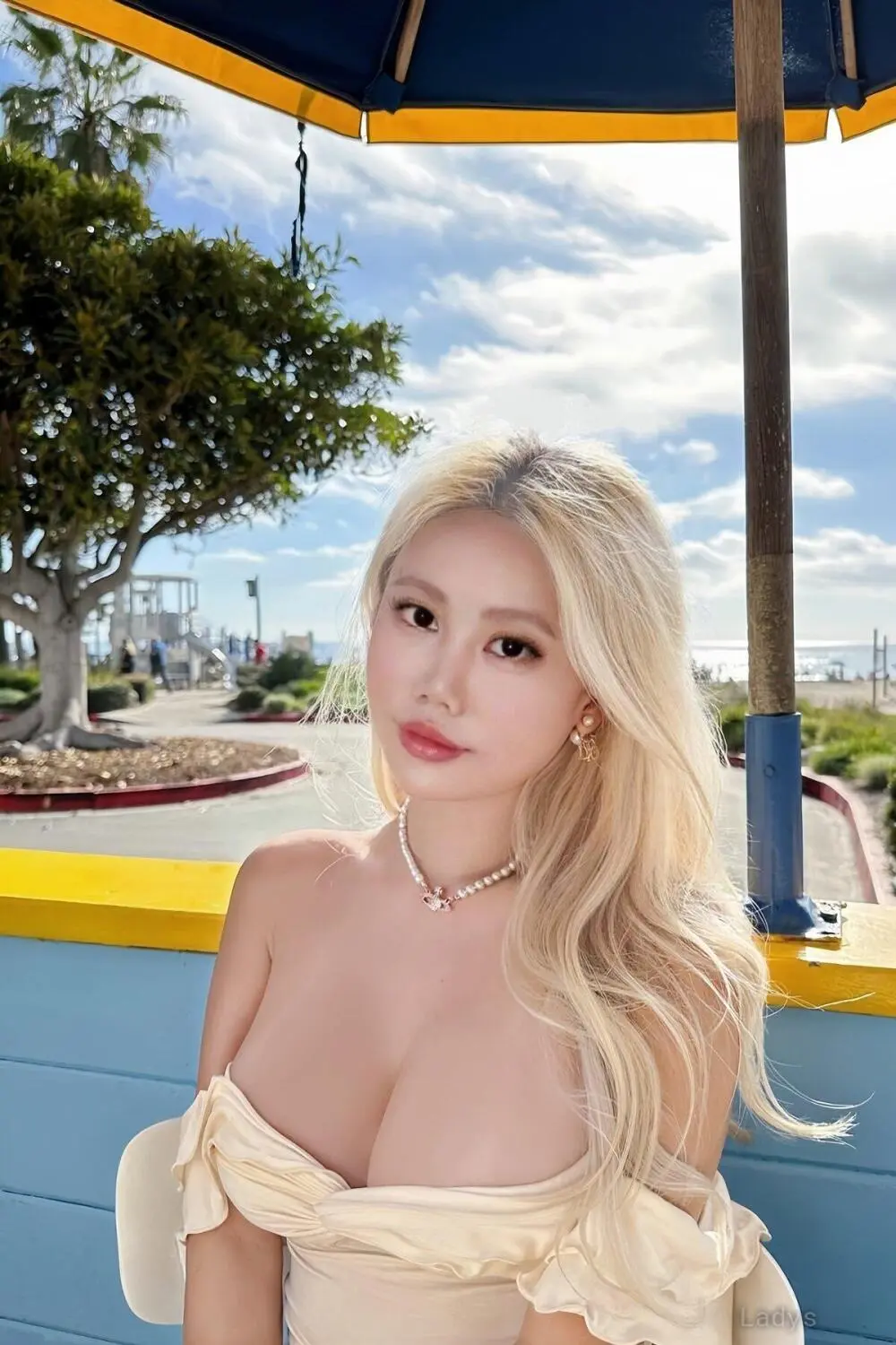Cindy, 22 years sexy toples Hanoi scorts girl, height 159 sm, Weight  kg