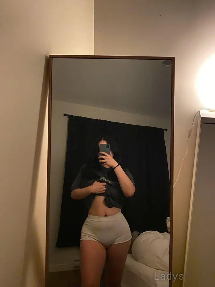 Zinnia, 25 years old Ho Chi Minh escort girl with big tits, height 154 sm, Weight kg