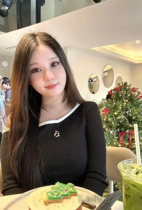 Dianna, 24 years beautiful nude Ho Chi Minh escorts girl, height 164 sm, Weight 48 kg
