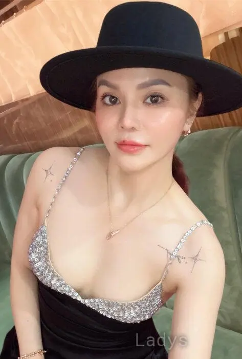Lisa, 22 years beautiful nude Ho Chi Minh escorts girl, height 162 sm, Weight 62 kg