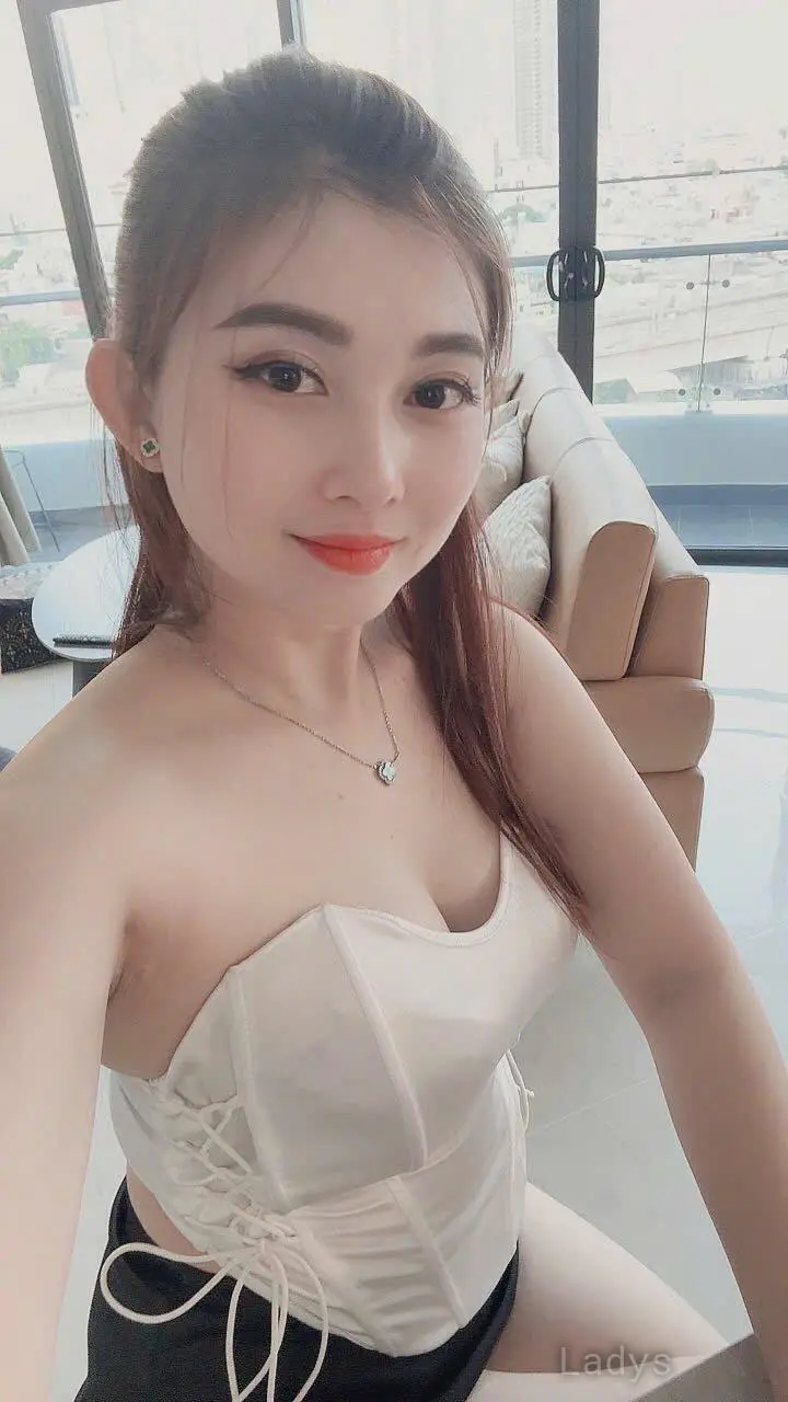 Min Min, 21 years beautiful nude Ho Chi Minh escorts girl, height 155 sm, Weight kg