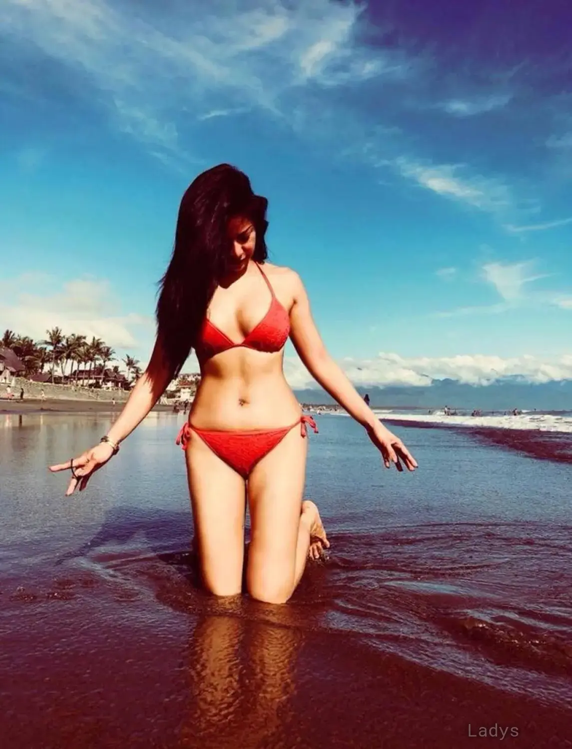 Suri, Vietnamese Beauty, 27 years beautiful nude Ho Chi Minh escorts girl, height 158 sm, Weight 47 kg