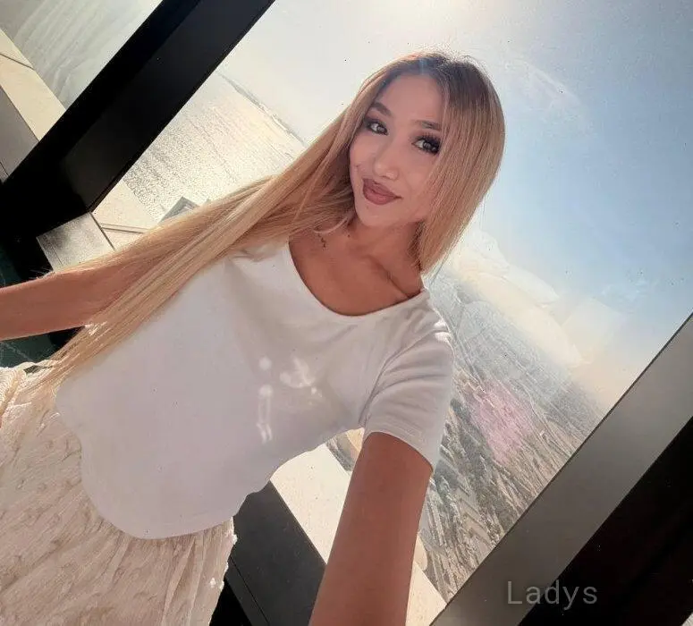Cora, 26 years old Hong Kong escort girl with big tits, height 167 sm, Weight 54 kg