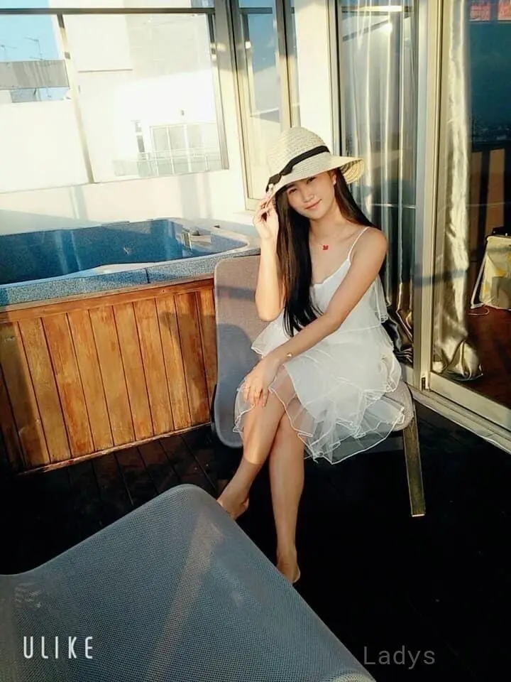 Mew, 24 years old Hong Kong escort girl with big tits, height 165 sm, Weight  kg