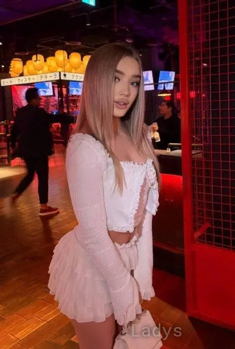 Lika, 18 years beautiful nude Hong Kong escorts girl, height 160 sm, Weight 48 kg