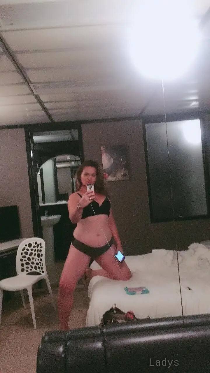 Priyanka, 40 years beautiful nude Hong Kong escorts girl, height 174 sm, Weight  kg