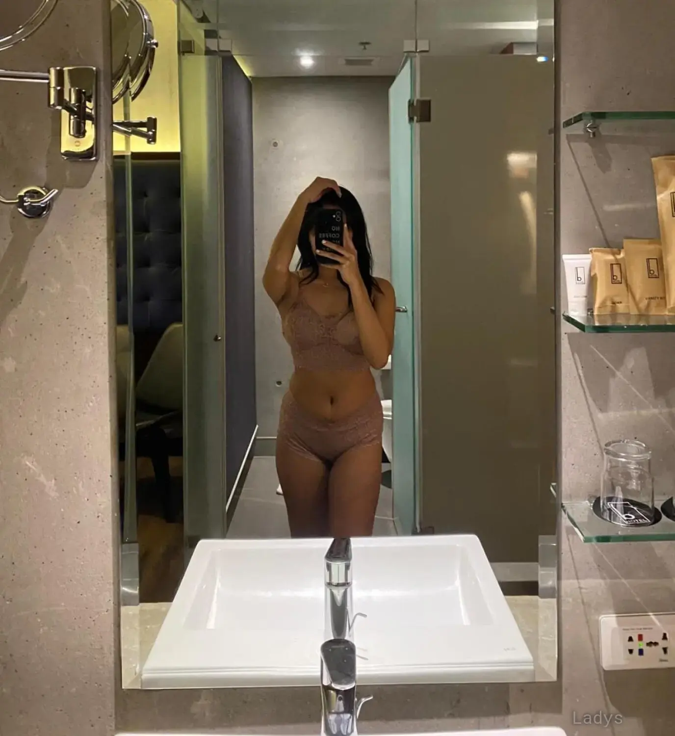 samantha, 35 years beautiful nude Hong Kong escorts girl, height 155 sm, Weight 55 kg