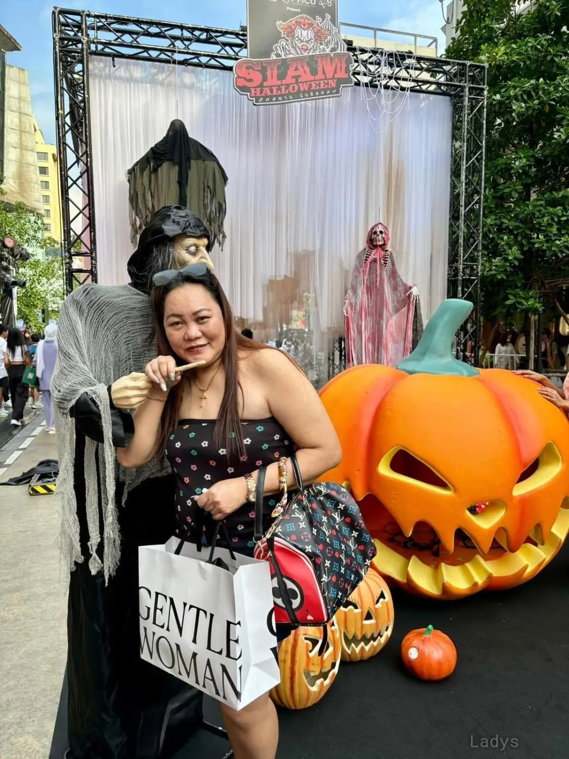 Winnie, 45 years beautiful nude Hong Kong escorts girl, height 170 sm, Weight  kg
