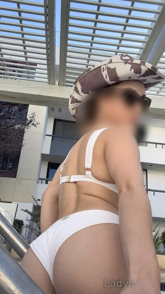 Camille Dee, 26 years beautiful nude Honolulu escorts girl, height 155 sm, Weight 57 kg